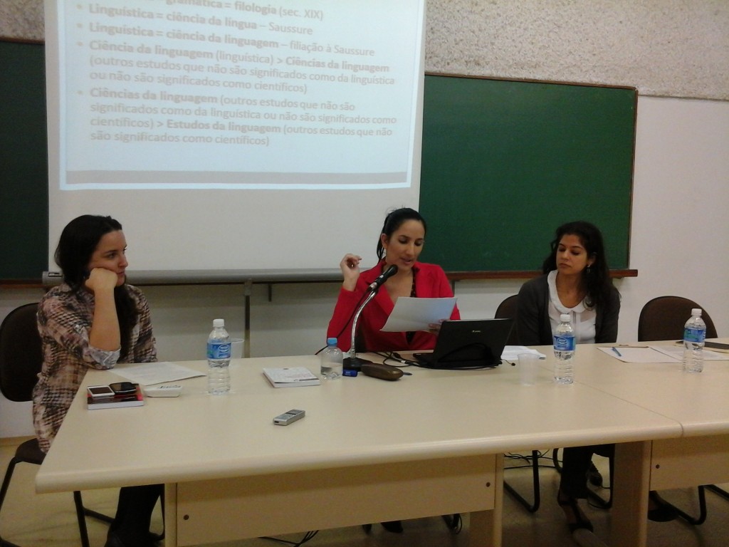 Mesa redonda com a Professora Carolina de Paula Machado da UFSCar, Professora Ana Cláudia Ferreira da Univas e a Professora Gabriele Schumm do Centro Universitário Padre Anchieta.