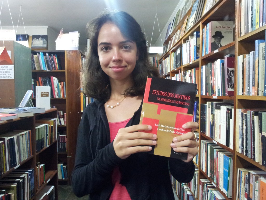 Marcelle com o livro.