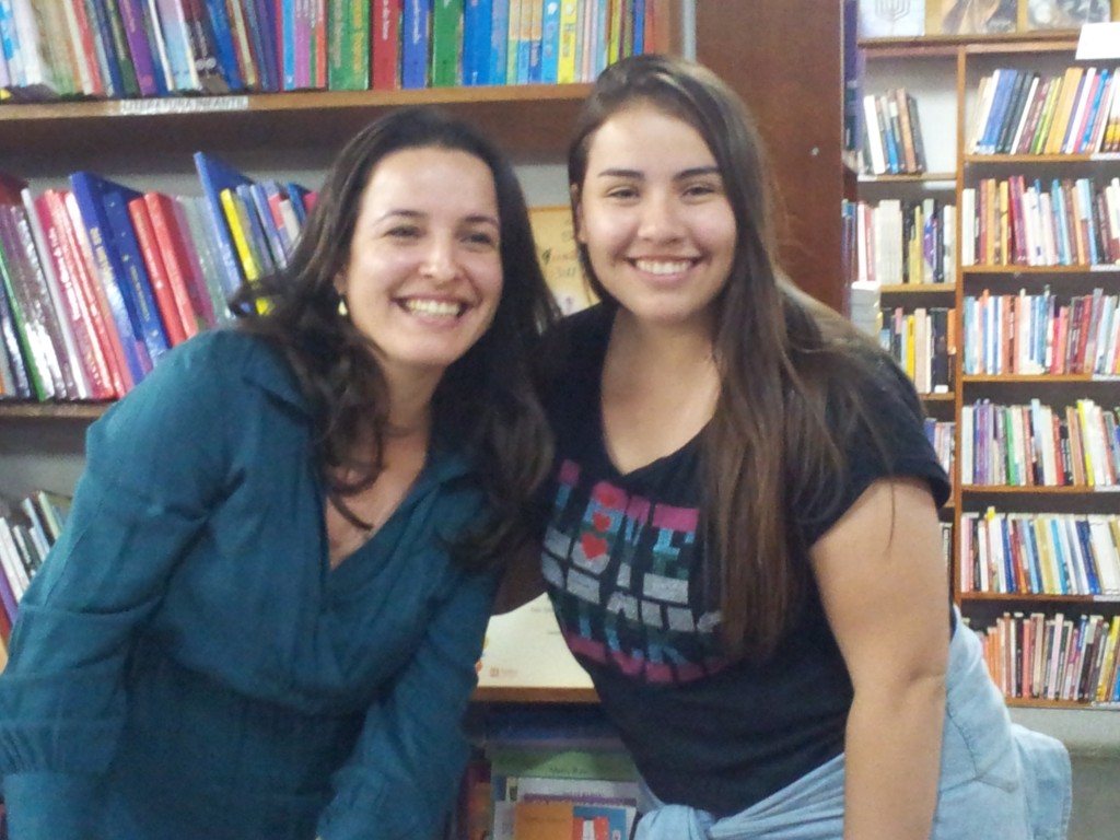Professora Carolina, autora do livro, com Fernanda.