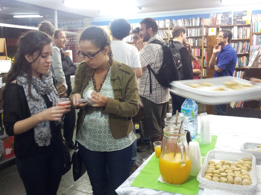 Letícia, Winnie e outros presentes no lançamento.