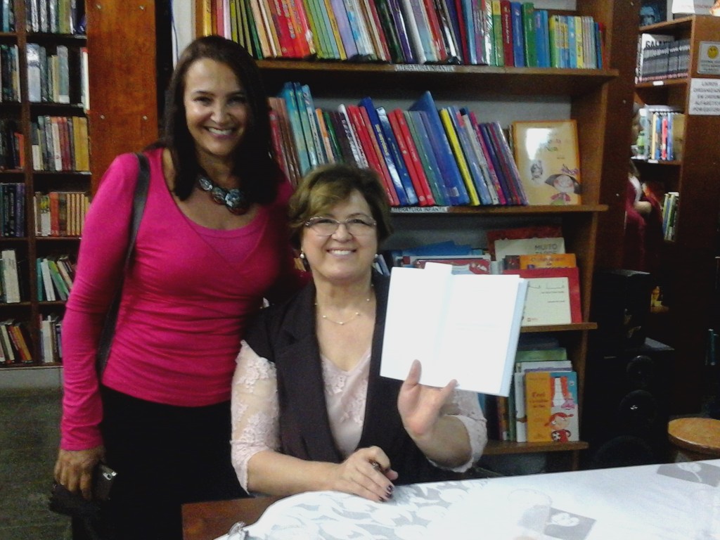 Professora Soeli com Nanci, presente no lançamento.