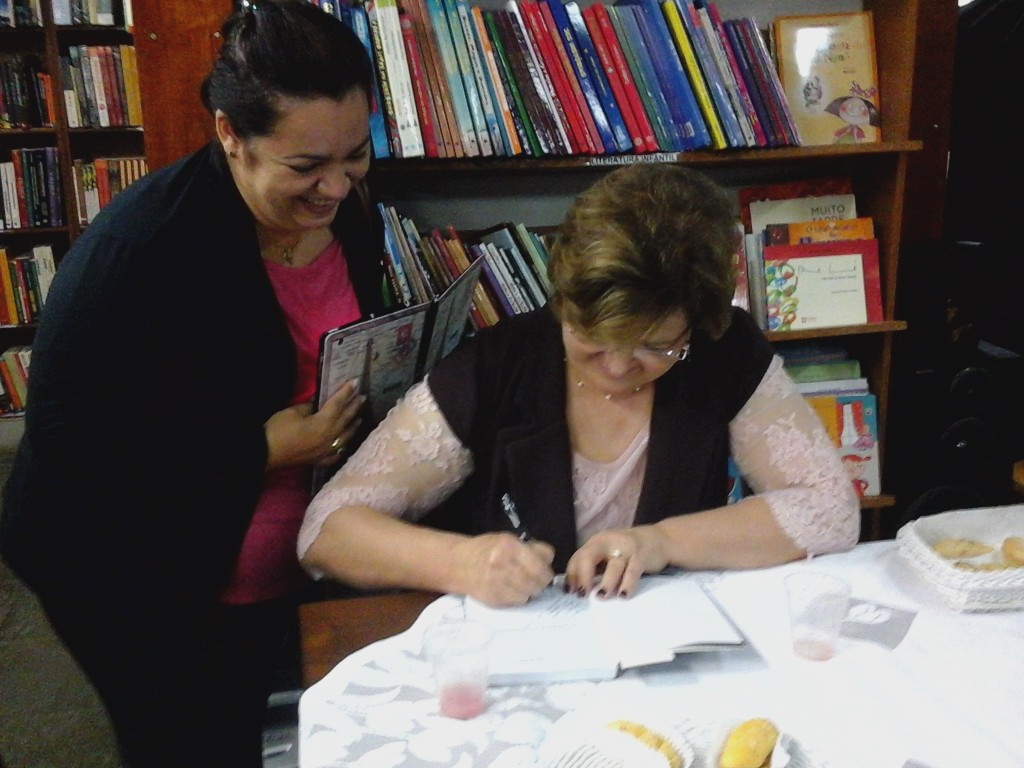 Professora Soeli autografando o livro.