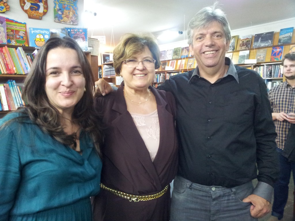 As autoras do livro, à esquerda com Valter Gonçalves.