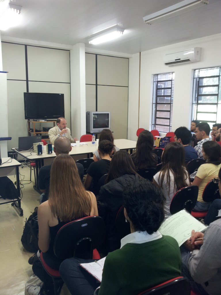 Eduardo Guimarães apresentado Comunicação apresentando trabalho na Jornada de Políticas Linguísticas de 2013