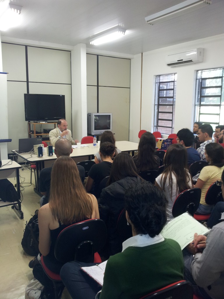 Eduardo Guimarães apresentado Comunicação apresentando trabalho na Jornada de Políticas Linguísticas de 2013