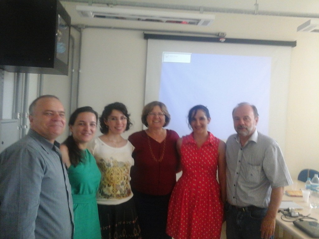 Banca de doutorado de Ana Claudia. Da esq. para dir. Prof. Dr. Roberto Baronas, Profª. Drª. Carolina de Paula Machado, Ana Claudia, Profª. Drª. Soeli Maria Schreiber da Silva, Ana Claudia Ferreira Fernandes (Univas) e Prof. Dr. Eduardo Guimarães (UNICAMP)