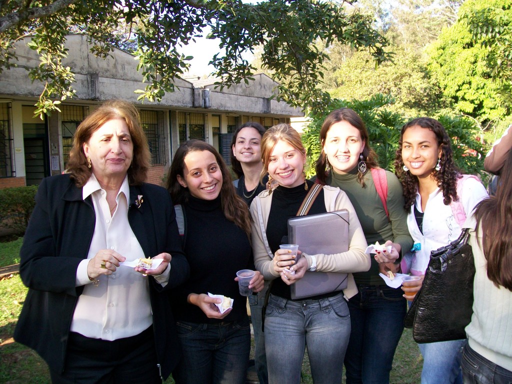Eni Orlandi ao lado de alunas da primeira turma do Bacharelado em Linguística