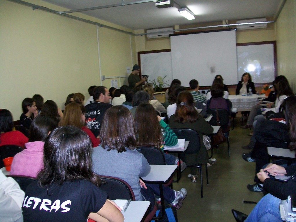 Presentes na conferência com Eni Orlandi sobre o livro "Língua Brasileira e Outras Histórias: Discurso sobre a língua e ensino no Brasil"