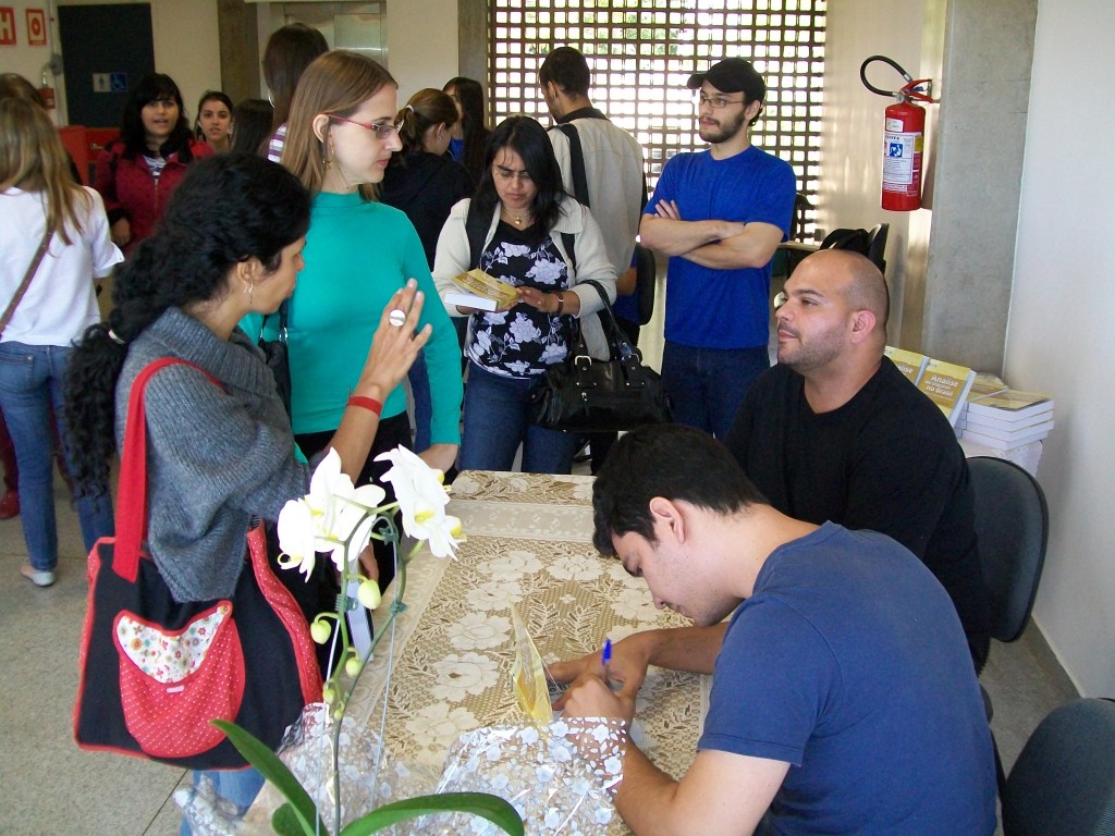 Mesa de autógrafo com os organizadores do livro