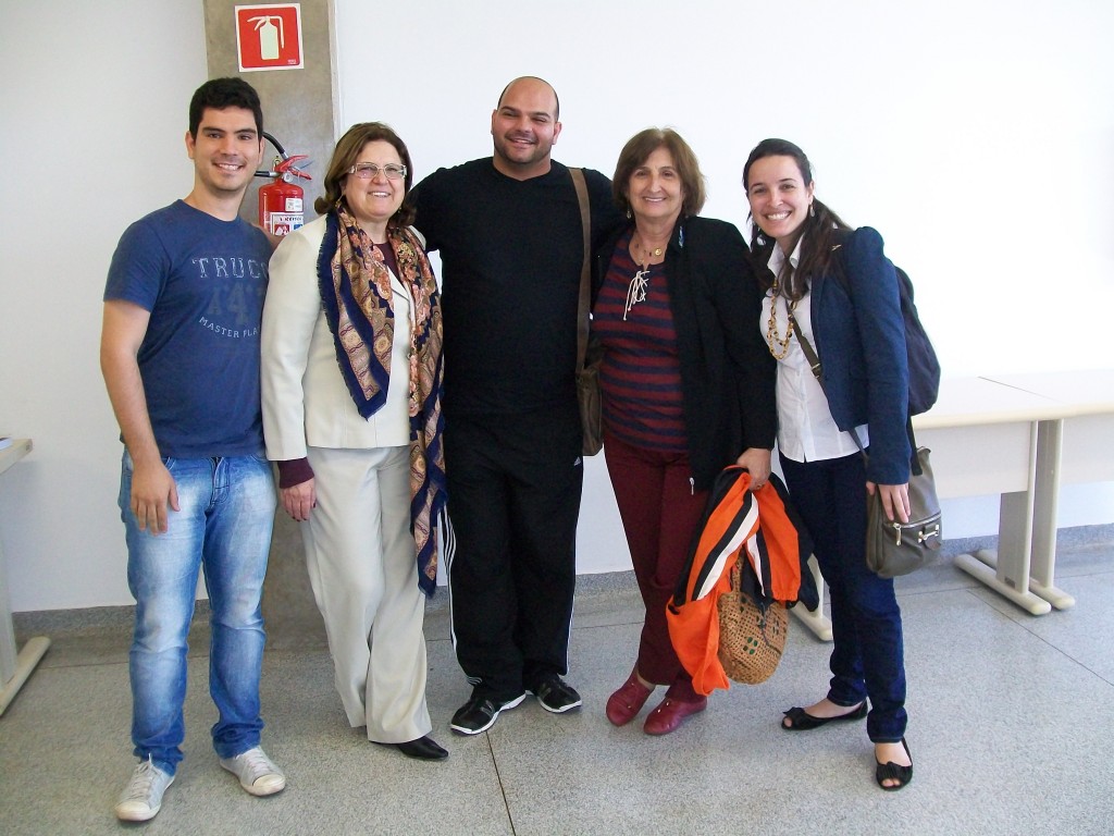 Da esq. p/ dir. Gabriel Leopoldino dos Santos, Profª. Drª. Soeli Maria Schreiber da Silva, Eduardo Alves Rodrigues, Eni Orlandi, e Carolina Machado.