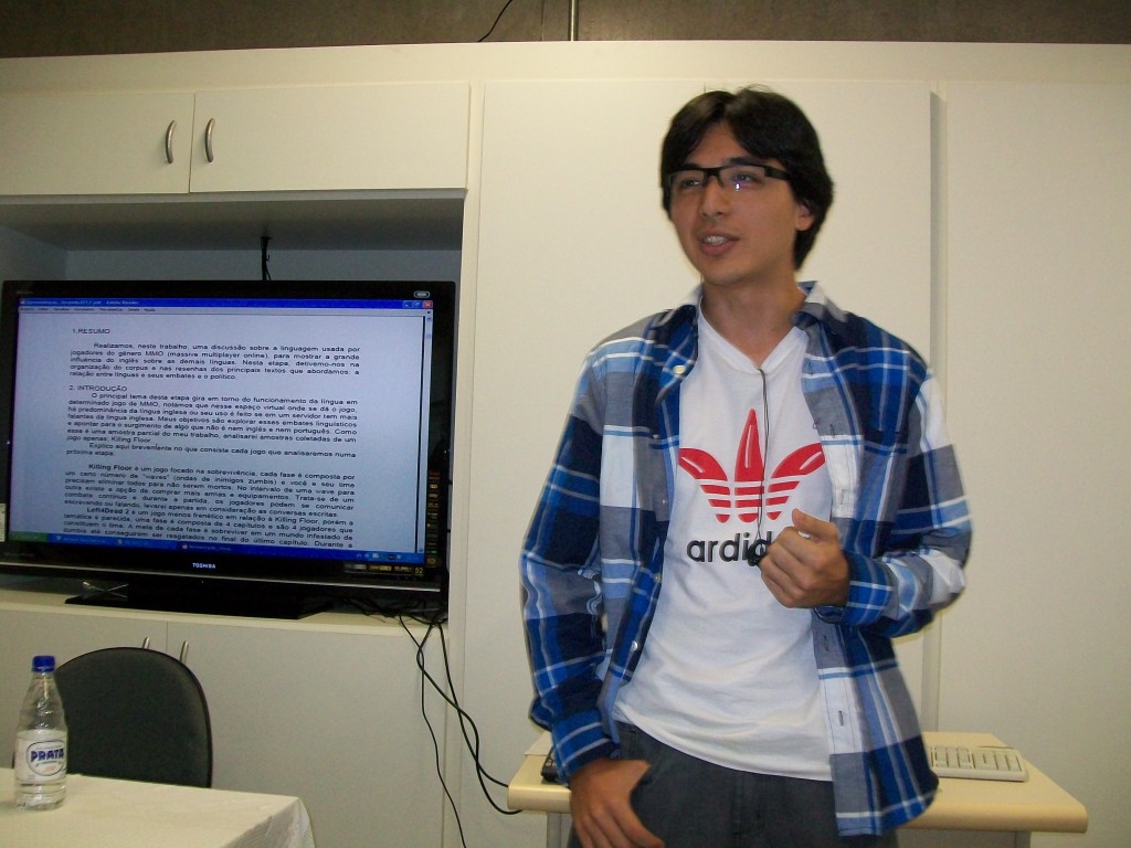 André Sato, apresentando trabalho na Jornada de Políticas Linguísticas de 2012