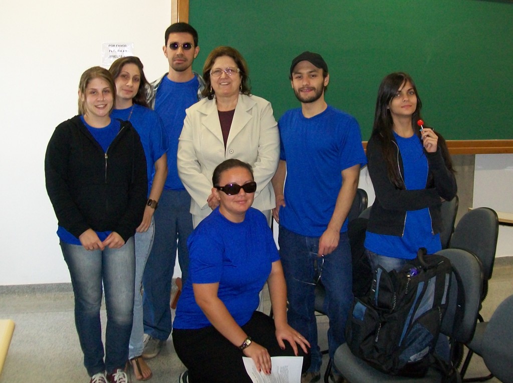 Organizadores da Jornada de Políticas Linguísticas de 2012. Da esq. p/ dir. Mariana, Gabriela, Felipe, Profª. Soeli, Gabriel, Yara, e Lorena abaixo