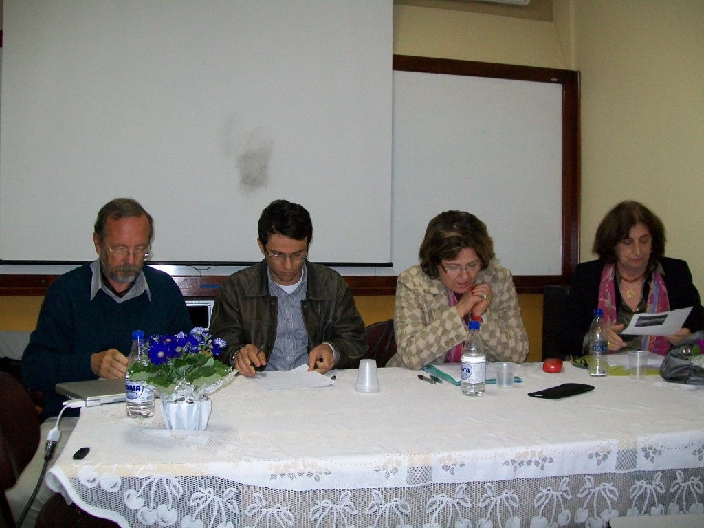 Mesa redonda com Patrick Seriot (CRECLECO - Suíça), Eni Orlandi (UNIVAS) e Soeli da Silva; Carlos Piovezani como tradutor.