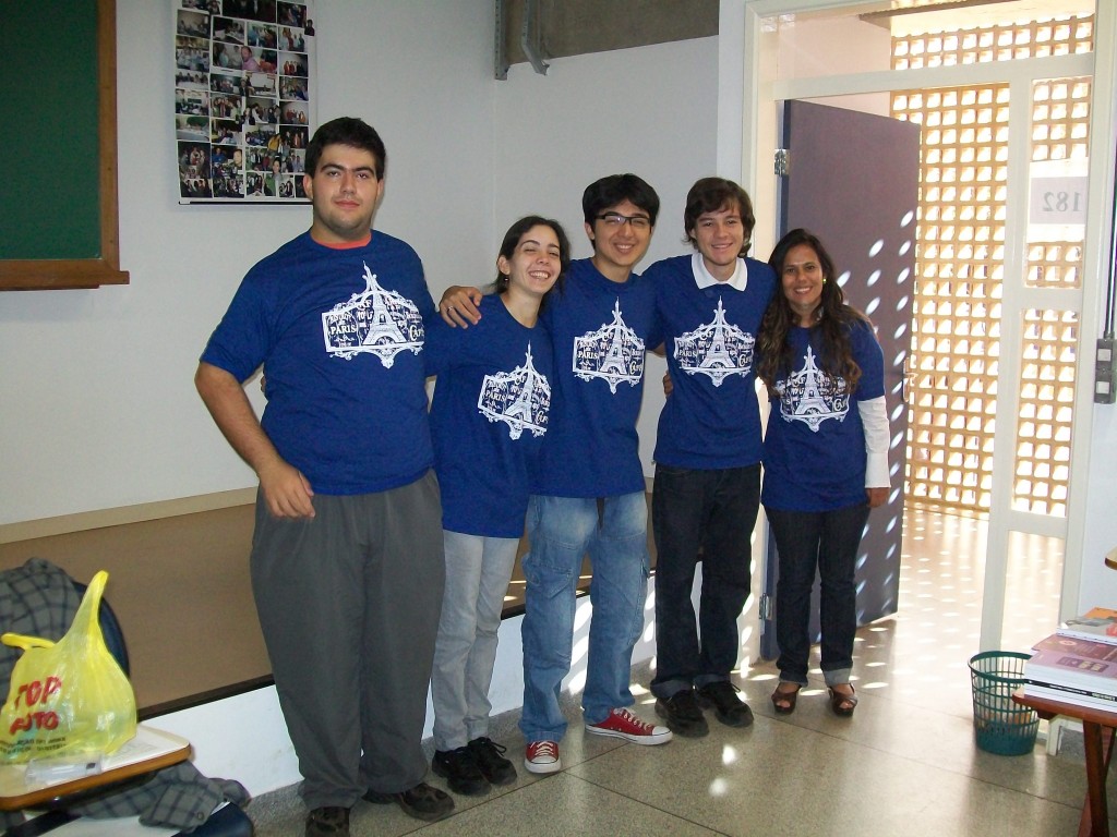 Organizadores da Jornada de Políticas Linguísticas de 2011, da UFSCar. Da esq. p/ direita: Roger, Mayara, André, Eld, Adriana