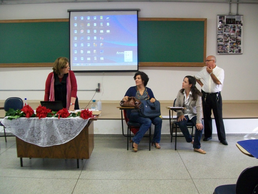 Profª. Drª. Soeli Maria Schreiber da Silva debatendo com a Profª Drª Mônica Zoppi-Fontana e Profª Drª Carolina de Paula Machado na Jornada de Políticas Linguísticas de 2011