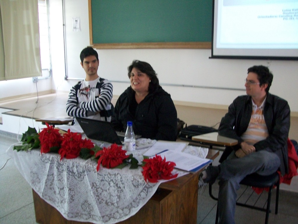 Gabriel Leopoldino dos Santos, Luiza Castelo Branco e Júlio Machado apresentando trabalhos na Jornada de Políticas Linguísticas de 2011