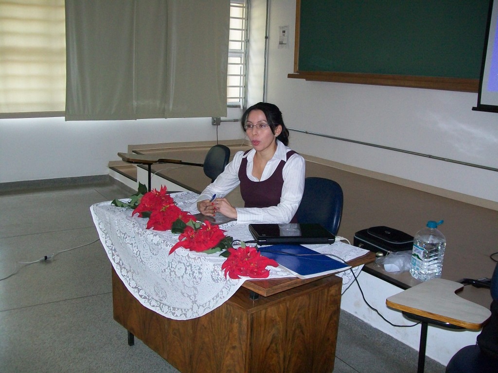 Ana Claudia, da pós-graduação apresentando trabalho na Jornada de Políticas Linguísticas de 2011