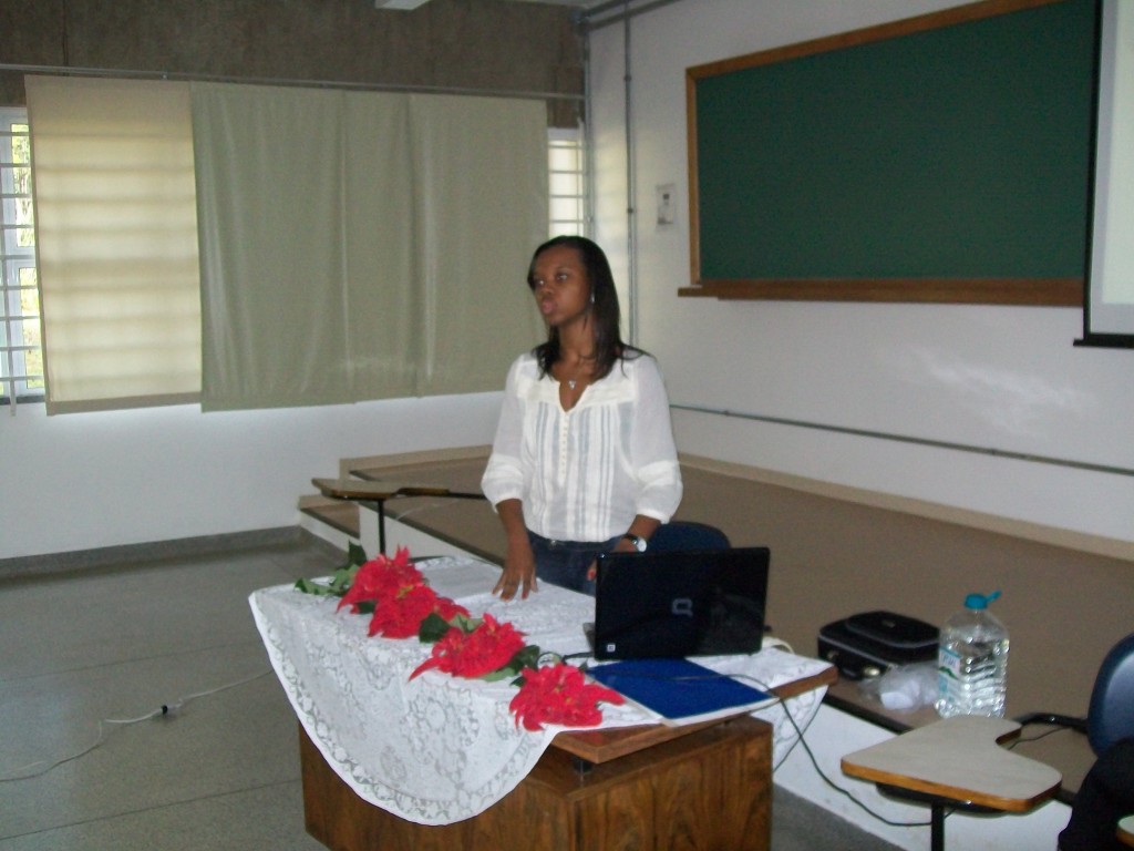 Tânia Mara da Silva, apresentando trabalho na Jornada de Políticas Linguísticas de 2011