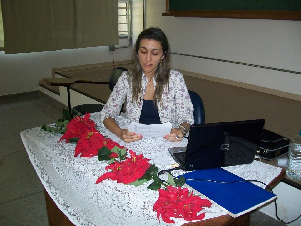 Fabiana da pós-graduação em Linguística apresentando trabalho na Jornada de Políticas Linguísticas de 2011