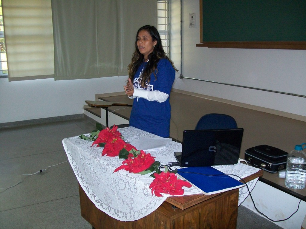 Adriana, apresentando trabalho na Jornada de Políticas Linguísticas de 2011