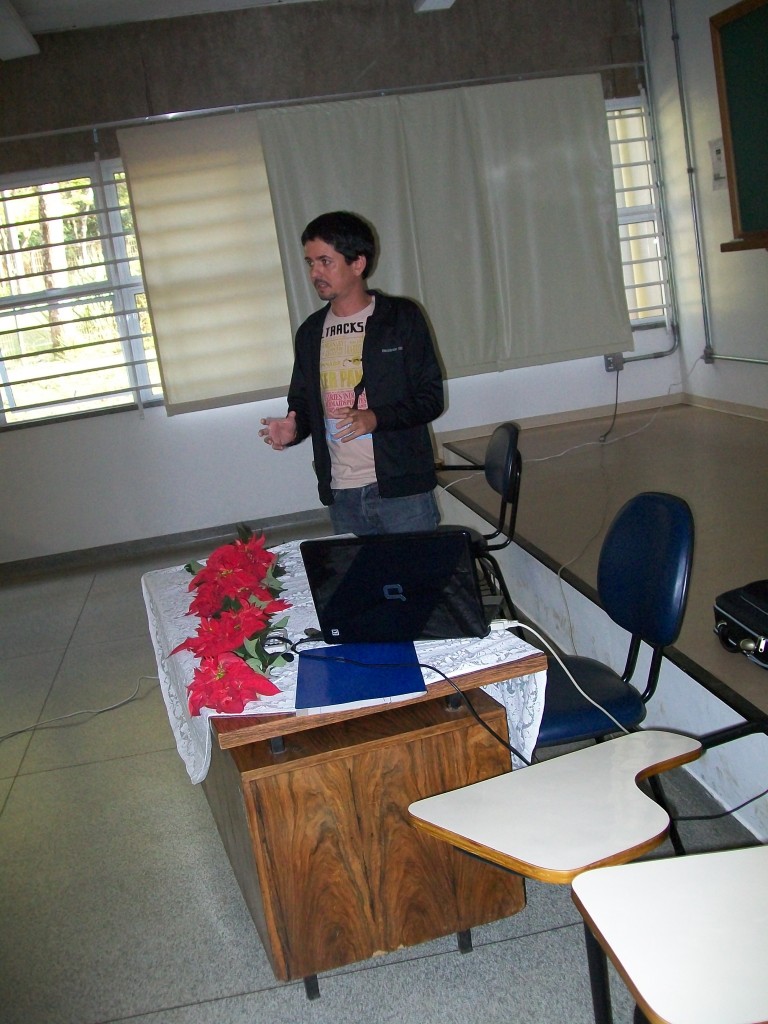 Gilberto Egídio apresentando trabalho na Jornada de Políticas Linguísticas de 2011