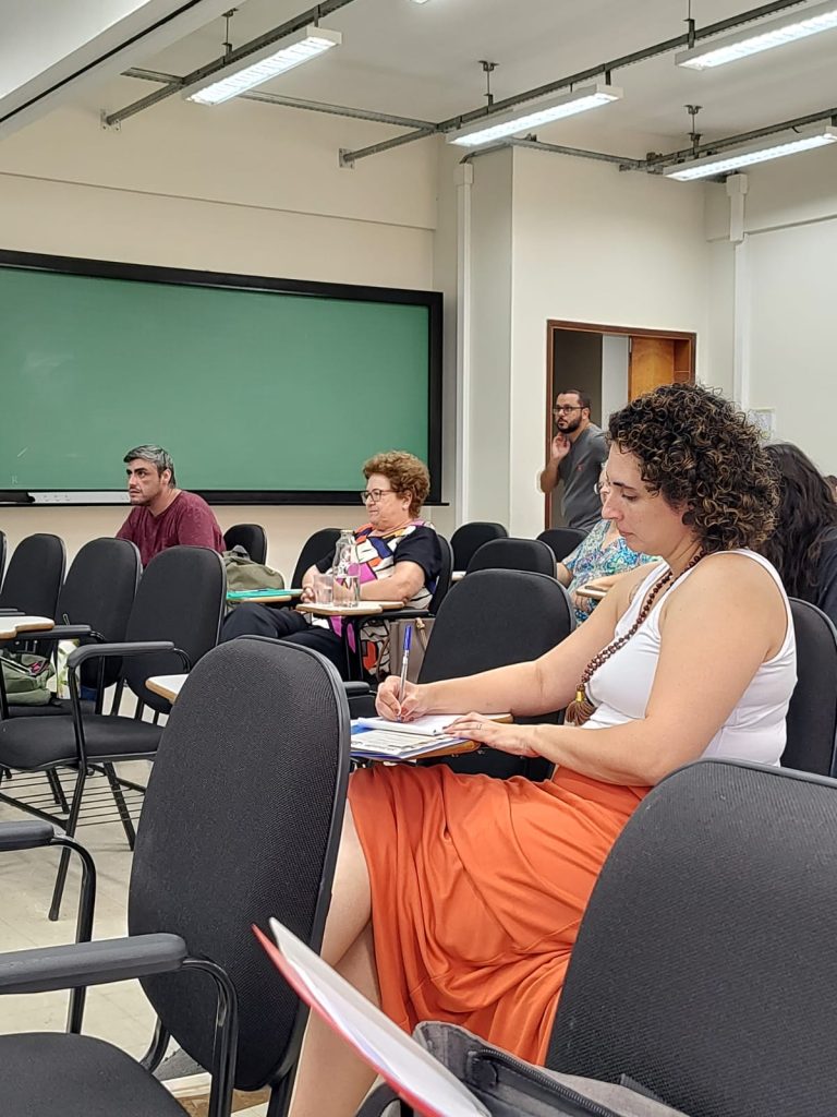 Professores e alunos assistindo paletras 