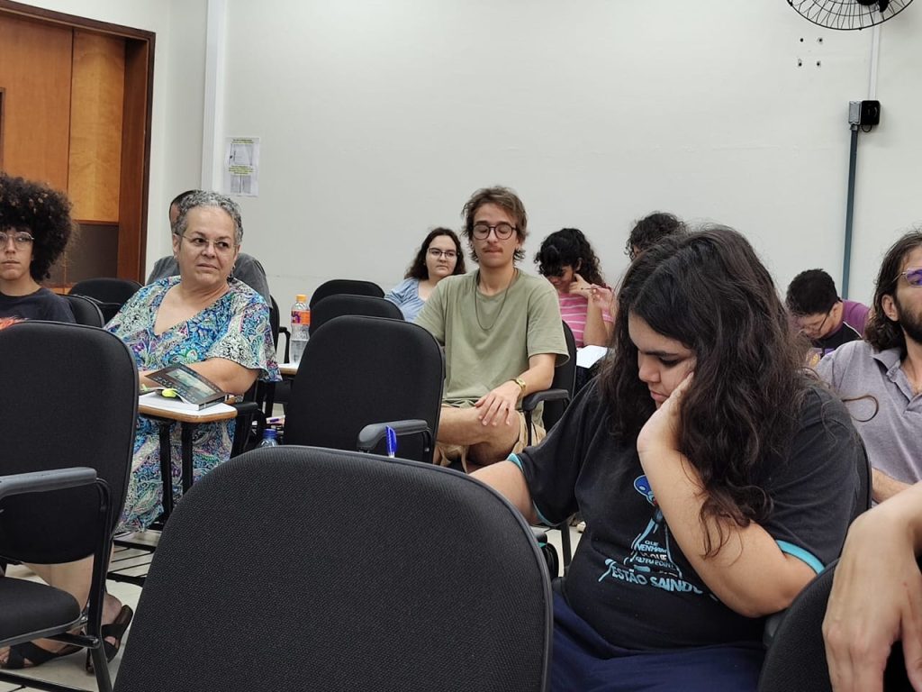 Alunos assitindo à palestra 